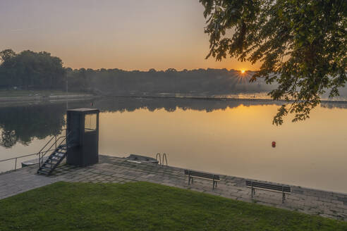 Deutschland, Hamburg, See im Stadtpark bei Sonnenuntergang - KEBF02791