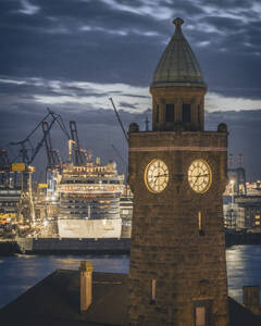 Deutschland, Hamburg, Hamburger Hafen in der Abenddämmerung mit Pegelturm im Vordergund - KEBF02797