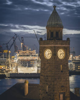 Deutschland, Hamburg, Hamburger Hafen in der Abenddämmerung mit Pegelturm im Vordergund - KEBF02797