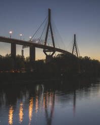 Deutschland, Hamburg, Kohlbrandbrucke in der Abenddämmerung - KEBF02798