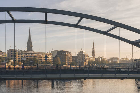 Deutschland, Hamburg, Brücke gegen Stadtsilhouette - KEBF02802