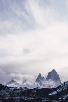 Wolken in der Nähe von Berg Fitzroy unter Himmel - RSGF00992