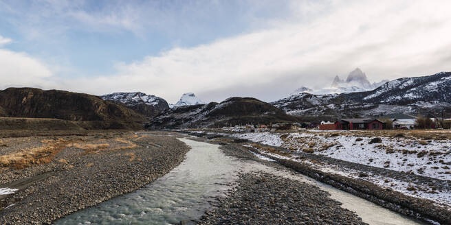 Fluss in der Nähe von Bergen unter bewölktem Himmel - RSGF00993