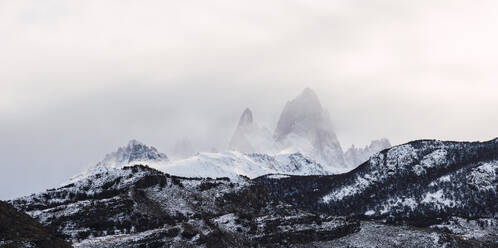 Berg Fitzroy mit Schnee bedeckt unter Himmel - RSGF00994