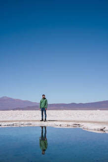Spiegelung eines Mannes im Wasser eines Sees unter dem Himmel - RSGF00996