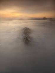 Portugal, Alentejo, Strand von Cavaleiro in der Abenddämmerung in dichten Nebel gehüllt - DSGF02447