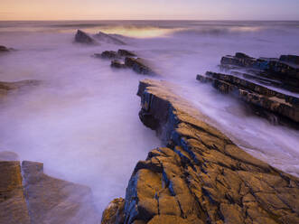 Portugal, Alentejo, Zambujeira do Mar, Langzeitbelichtung von Felsstrand in der Abenddämmerung - DSGF02451