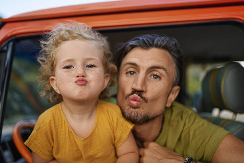 Vater und Tochter kuscheln im Wohnmobil - ANNF00709