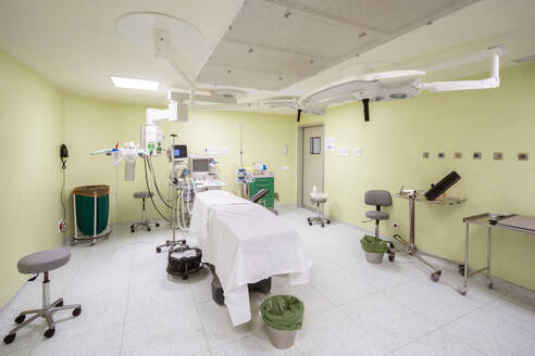 Bett mit medizinischer Ausrüstung im Operationssaal - MMPF01016