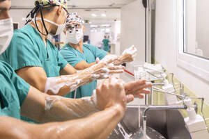 Chirurgen waschen sich im Krankenhaus die Hände - MMPF01025