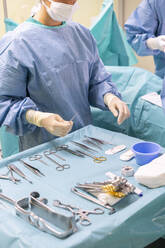 Krankenschwester mit chirurgischer Ausrüstung in der Notaufnahme - MMPF01029
