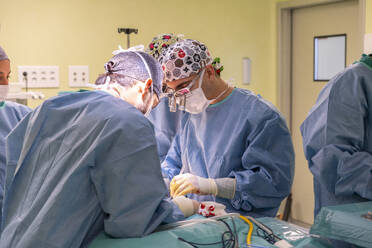 Chirurgen bei der Operation eines Patienten im Operationssaal - MMPF01035