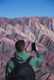 Mann fotografiert Berge mit dem Mobiltelefon - RSGF01004