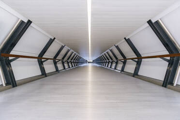 Leerer moderner U-Bahn-Tunnel mit beleuchtetem Licht - MMPF01045