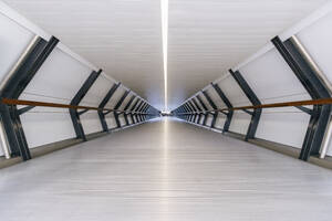 Leerer moderner U-Bahn-Tunnel mit beleuchtetem Licht - MMPF01045