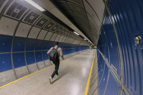 Mann geht im U-Bahn-Tunnel - MMPF01052