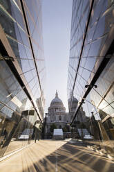 St. Paul's Cathedral in der Nähe von Glasgebäuden an einem sonnigen Tag in der Stadt London - MMPF01055