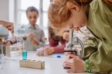 Kinder führen im Rahmen des naturwissenschaftlichen Unterrichts ein Chemieexperiment durch. - HPIF31548