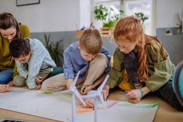 Kinder zeichnen ein Projekt zum Umweltunterricht in der Schule. - HPIF31607