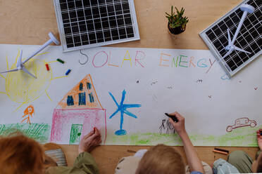 Kinder zeichnen ein Projekt zum Umweltunterricht in der Schule. - HPIF31609