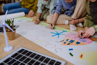 Kinder zeichnen ein Projekt zum Umweltunterricht in der Schule. - HPIF31610