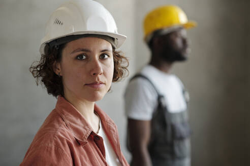 Building contractor wearing hardhat at site - DSHF01348