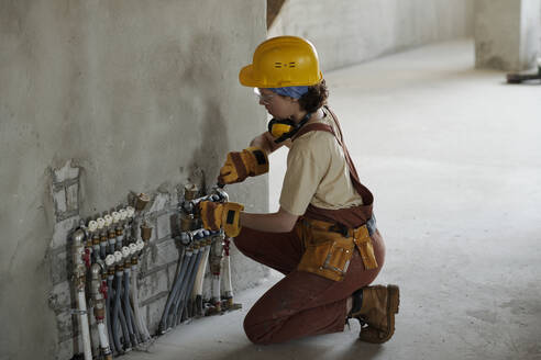 Elektriker auf der Baustelle - DSHF01351