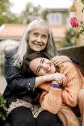 Porträt eines fröhlichen Mädchens, das seine Freizeit mit seiner Großmutter verbringt - MASF40652