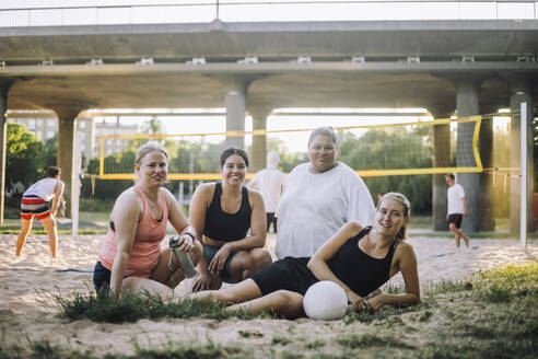 Eine Gruppe von Frauen verschiedener Ethnien genießt ein Volleyballspiel unter der Sonne - MASF41048