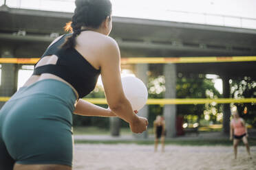 Eine Sportlerin schlägt einen Volleyball, während sie ein Freundschaftsspiel mit ihrer Mannschaftskameradin spielt - MASF41061