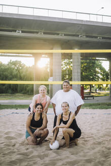 Frauen genießen ein Volleyballspiel, eingefangen in einem Moment der Freude und Kameradschaft - MASF41062