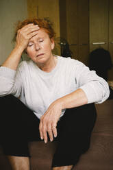 Einsame ältere Frau zu Hause, die mit Ängsten und Stress zu kämpfen hat und Trost und Unterstützung sucht - MASF41181