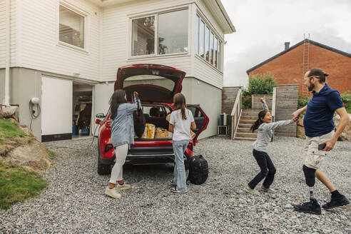 Vater und Tochter kommen sich näher, während Mutter und Tochter ihre Sachen außerhalb der Wohnung packen und wertvolle gemeinsame Momente genießen - MASF41203