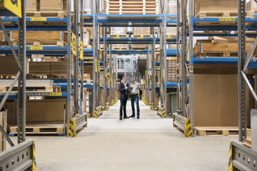 Businessmen standing and planning in warehouse - DIGF21005