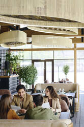 Geschäftsleute sitzen in einem Café zusammen - DSHF01378