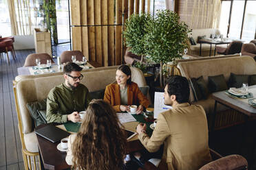 Geschäftskollegen beim Kaffee im Restaurant - DSHF01382