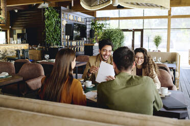 Mitarbeiter genießen die Mittagspause im Restaurant - DSHF01383