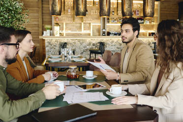 Business people having meeting at cafe - DSHF01384