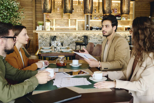 Geschäftsleute, die sich in einem Cafe treffen - DSHF01384