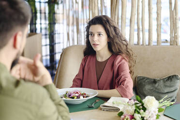 Frau sitzt und isst mit Mann im Restaurant zu Mittag - DSHF01407