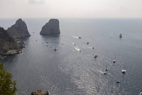 Italien, Kampanien, Verschiedene Boote vor den Schornsteinen an der Küste der Insel Capri - MMPF01060