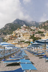 Italien, Kampanien, Positano, Leere Liegestühle am Strand der Amalfiküste - MMPF01064