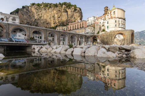 Italien, Kampanien, Atrani, Dorf an der Amalfiküste mit Felsen im Hintergrund - MMPF01069