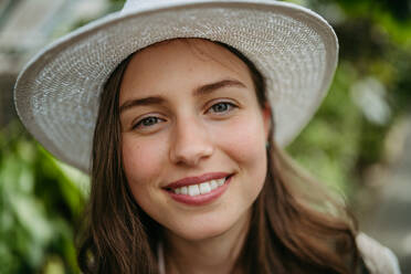 Porträt einer jungen Frau im Dschungel. - HPIF31948