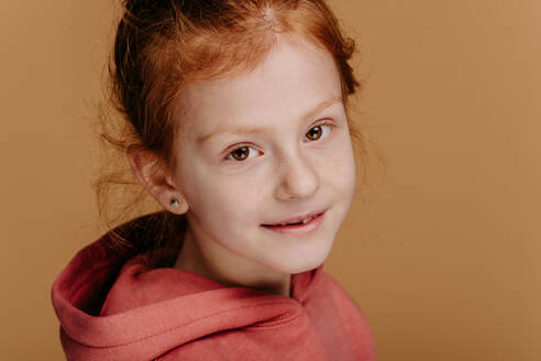 Portrait of little redhead girl in hoodie, studio shoot. - HPIF32026