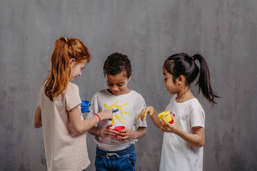 Porträt von glücklichen Kindern mit Fingerfarben und bemalten T-Shirts. - HPIF32053