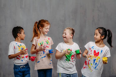 Porträt von glücklichen Kindern mit Fingerfarben und bemalten T-Shirts. - HPIF32056