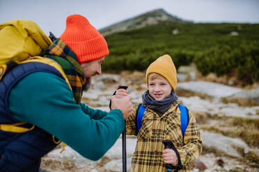 Vater mit seinem kleinen Sohn beim gemeinsamen Wandern in den Bergen. - HPIF32103