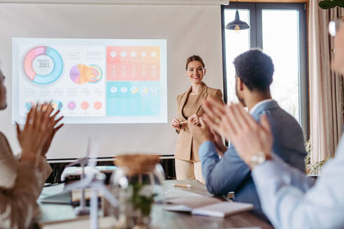 Female business leader giving a presentation about renewable energy. Applause after the presentation. green, energy. Business using green energy. - HPIF32364