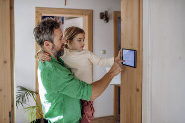 Vater bringt Tochter bei, die Hausautomatisierungs-App auf dem Tablet-PC einzustellen - HAPF03519